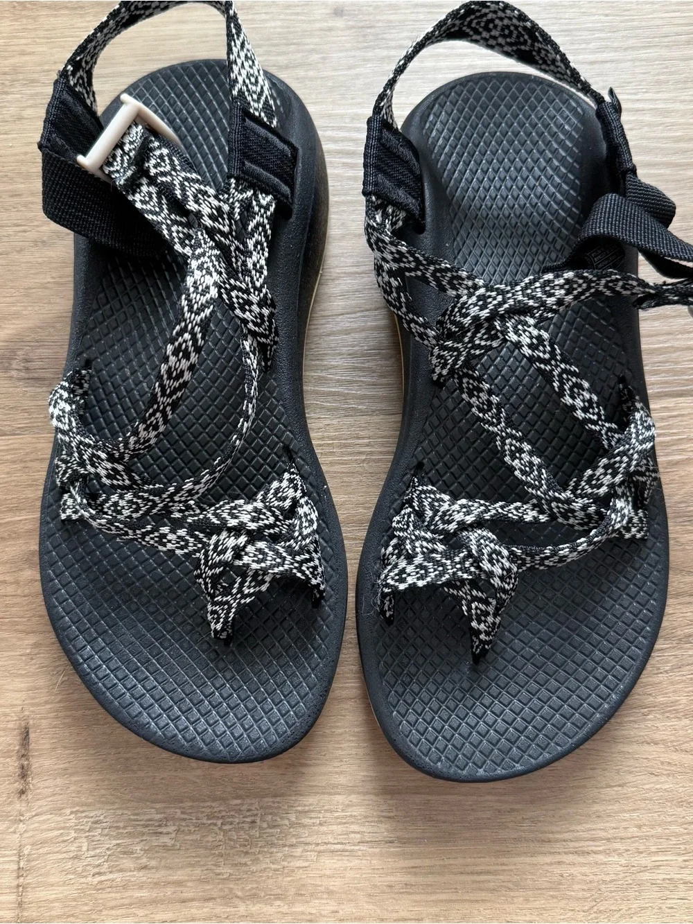 Chaco Women's 6 Black White Patterned Strappy Sandals Hiking Travel Gorpcore